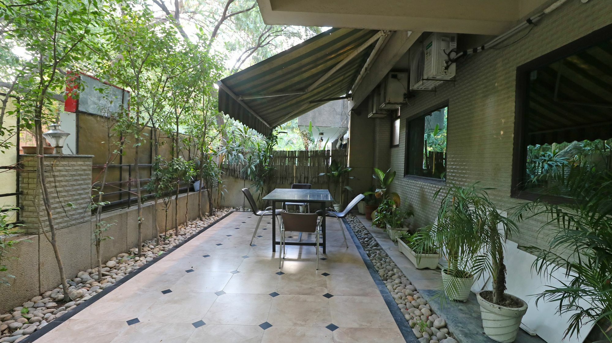 Hotel Chalet New Delhi Eksteriør bilde